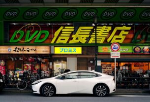 Japan har länge legat lågt fram vad gäller utveckling av bilar. När det gäller el-bilar är landet dock långt efter. Andelar el-bilar stod endast för 3% av den totala försäljningen av personbilar under första halvåret 2026. Fokus på hybrider Enligt uppgifter från Japan Automobile Dealers Association såldes 1 530 413 bilar i Japan under första halvåret 2026. Föga förvånande var Toyota det bäst säljande märket under första halvåret. Toyota har länge haft en stort fokus på hybrid-bilar, ändå sedan första generationen Prius som lanserades i Japan redan 1997. Toyotas fokus på hybridbilar fortsätter och bland de 10 bäst säljande bilarna i Japan första halvåret 2026 är 8 stycken från Toyota, flertalet av dessa är tillgängliga som hybrider men inte som rena el-bilar. Mellan januari och juni 2026 såldes totalt 59 337 rena elbilar i Japan, detta är en rejäl ökning jämfört med samma period föregående år men står fortfarande enbart för cirka 4% av den totala försäljningen i landet. Det bäst säljande rena el-bilen i Japan är Toyota bZ4X, en bil som även säljs i resten av världen. Under perioden januari - juni 2026 såldes 13 777 Toyota bZ4X. Anmärkningsvärt är att ingen modell från Tesla finns med bland de 30 bäst säljande bilarna i Japan. Begränsat med laddpunkter och lågt bensinpris Japanska konsumenter har varit varit skeptiska gentemot rena el-bilar, dels för att det finns färre publika laddpunkter och färre har möjlighet att ladda hemma, jämfört med jämförbara länder. Utöver detta så har bensinpriset varit på låg nivå. I skrivande stund är priset för 1 liter bensin lägre än motsvarande 10 kronor per liter. 100% elektrifiering till 2035 Japans regering har som mål att nå 100% elektrifiering av personbilar till 2035. Enligt nuvarande mål innebär detta att 100% av personbilar som säljs i Japan 2035 ska vara antingen rena el-bilar (BEV), plug in-hybrider (PHEV), hybrider (HEV) eller bilar med bränsleceller (FCEV). Vad tror du, kommer Japan öka andelen rena el-bilar de kommande åren? Titelbild: Jiachen Lin on Unsplash