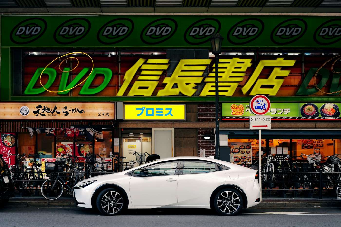 Japan har länge legat lågt fram vad gäller utveckling av bilar. När det gäller el-bilar är landet dock långt efter. Andelar el-bilar stod endast för 3% av den totala försäljningen av personbilar under första halvåret 2026. Fokus på hybrider Enligt uppgifter från Japan Automobile Dealers Association såldes 1 530 413 bilar i Japan under första halvåret 2026. Föga förvånande var Toyota det bäst säljande märket under första halvåret. Toyota har länge haft en stort fokus på hybrid-bilar, ändå sedan första generationen Prius som lanserades i Japan redan 1997. Toyotas fokus på hybridbilar fortsätter och bland de 10 bäst säljande bilarna i Japan första halvåret 2026 är 8 stycken från Toyota, flertalet av dessa är tillgängliga som hybrider men inte som rena el-bilar. Mellan januari och juni 2026 såldes totalt 59 337 rena elbilar i Japan, detta är en rejäl ökning jämfört med samma period föregående år men står fortfarande enbart för cirka 4% av den totala försäljningen i landet. Det bäst säljande rena el-bilen i Japan är Toyota bZ4X, en bil som även säljs i resten av världen. Under perioden januari - juni 2026 såldes 13 777 Toyota bZ4X. Anmärkningsvärt är att ingen modell från Tesla finns med bland de 30 bäst säljande bilarna i Japan. Begränsat med laddpunkter och lågt bensinpris Japanska konsumenter har varit varit skeptiska gentemot rena el-bilar, dels för att det finns färre publika laddpunkter och färre har möjlighet att ladda hemma, jämfört med jämförbara länder. Utöver detta så har bensinpriset varit på låg nivå. I skrivande stund är priset för 1 liter bensin lägre än motsvarande 10 kronor per liter. 100% elektrifiering till 2035 Japans regering har som mål att nå 100% elektrifiering av personbilar till 2035. Enligt nuvarande mål innebär detta att 100% av personbilar som säljs i Japan 2035 ska vara antingen rena el-bilar (BEV), plug in-hybrider (PHEV), hybrider (HEV) eller bilar med bränsleceller (FCEV). Vad tror du, kommer Japan öka andelen rena el-bilar de kommande åren? Titelbild: Jiachen Lin on Unsplash